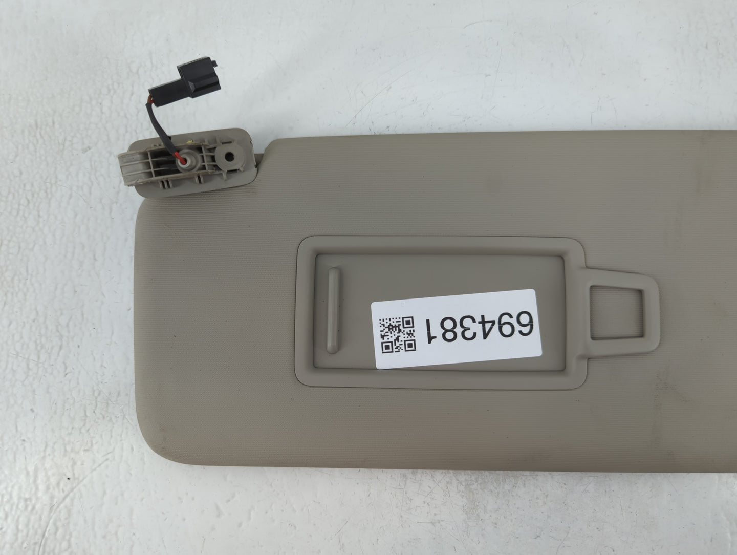 2020-2022 Volkswagen Atlas Sun Visor Shade Replacement Driver Left Mirror Fits Fits 2020 2021 2022 OEM Used Auto Parts - Oem