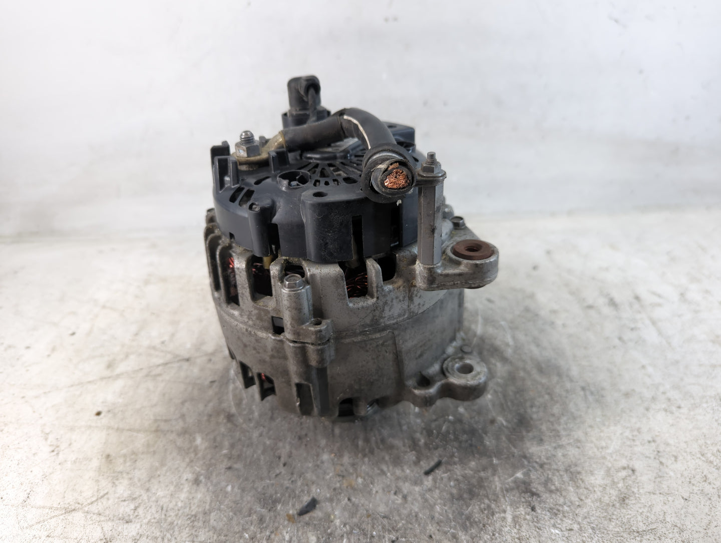 2021-2022 Volkswagen Atlas Alternator Replacement Generator Charging Assembly Engine OEM P/N:06K 903 026 A Fits OEM Used Aut