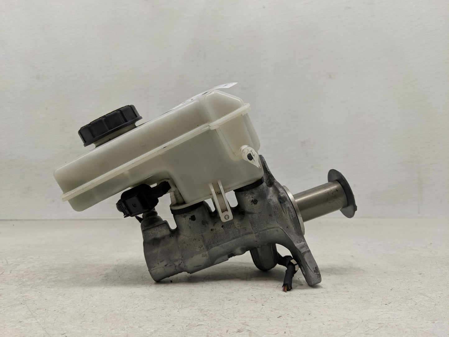 2018-2022 Volkswagen Tiguan Brake Master Cylinder - Oemusedautoparts1.com
