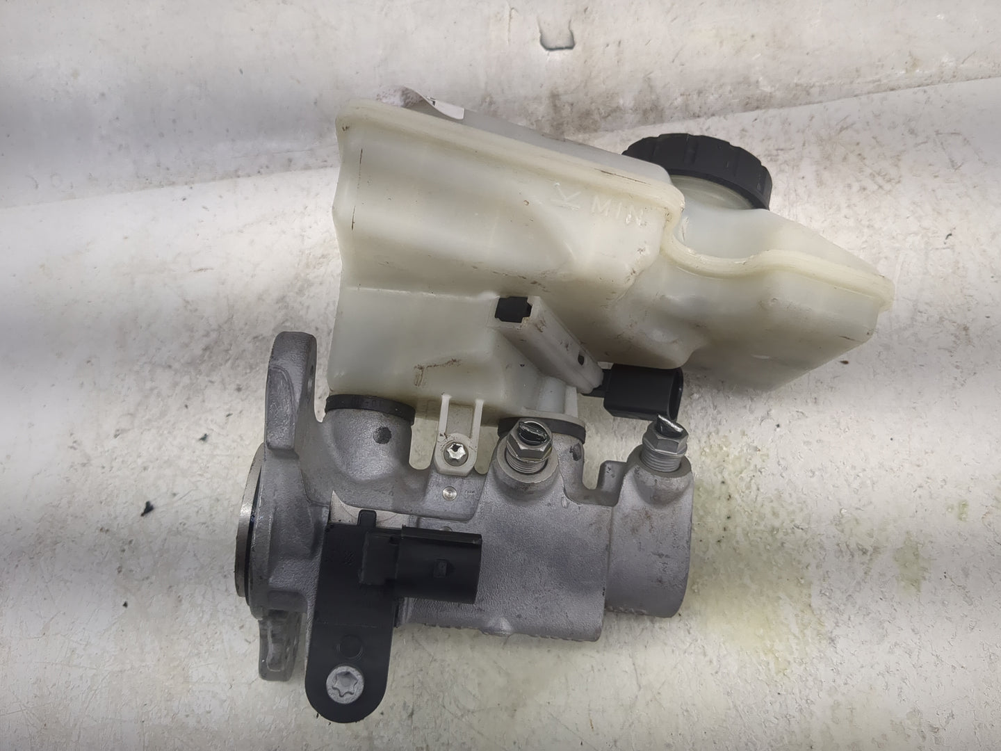 2018-2022 Volkswagen Tiguan Brake Master Cylinder 1498410 - Oemusedautoparts1.com