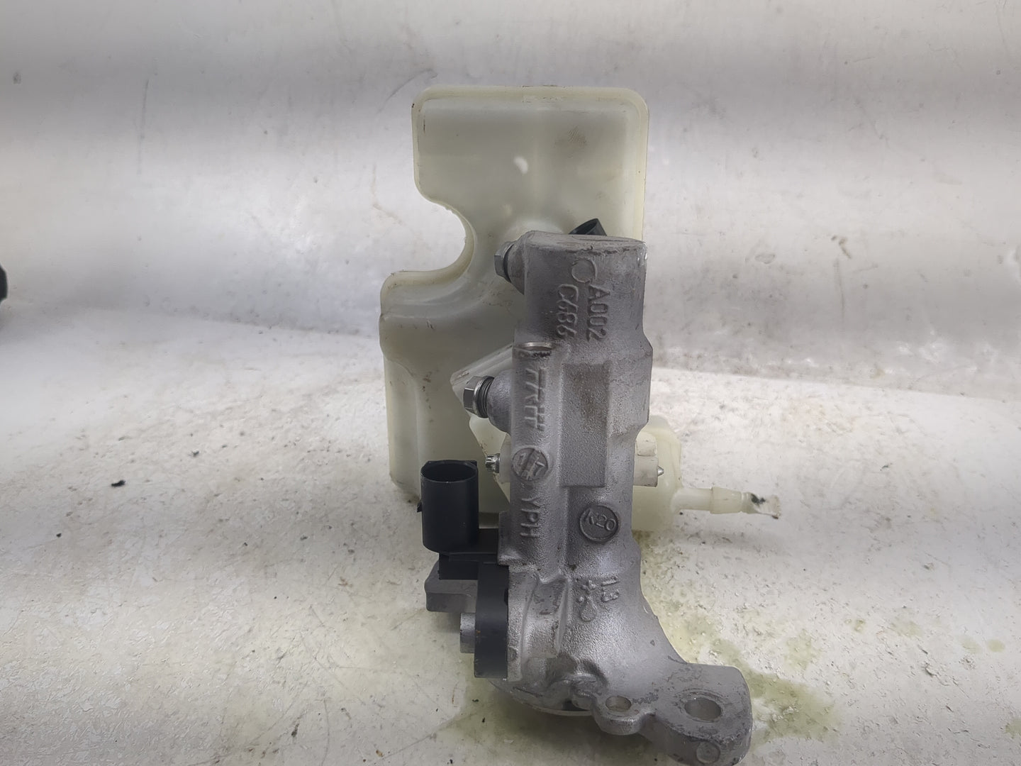 2018-2022 Volkswagen Tiguan Brake Master Cylinder 1498410 - Oemusedautoparts1.com