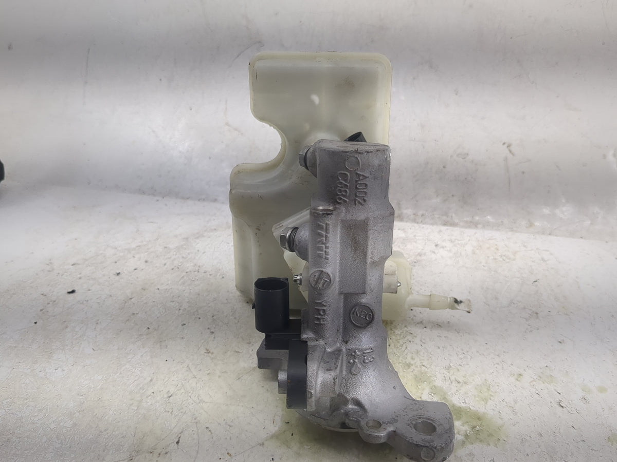 2018-2022 Volkswagen Tiguan Brake Master Cylinder 1498410 - Oemusedautoparts1.com