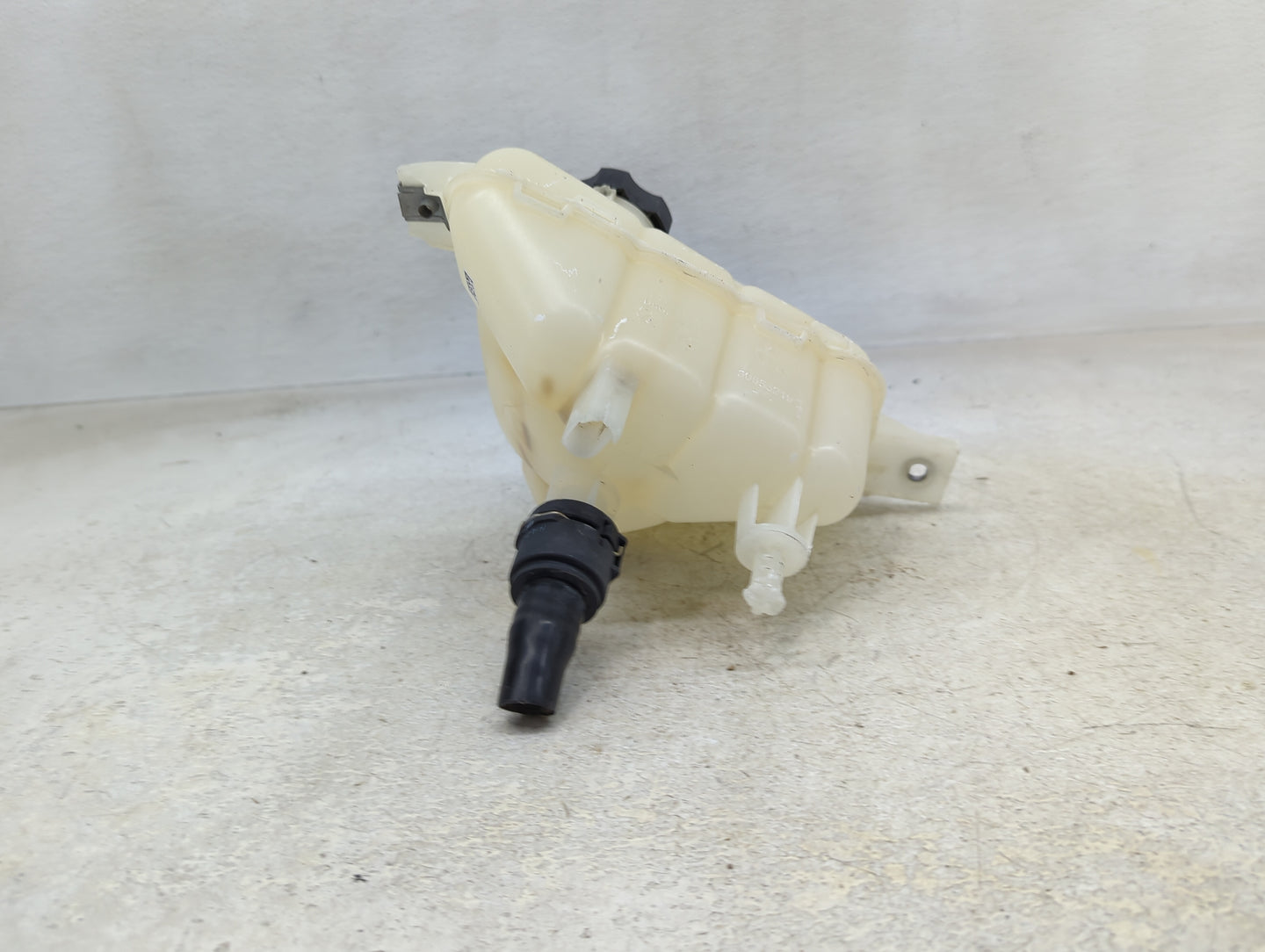 2022 Alfa Romeo Giulia Radiator Coolant Overflow Expansion Tank Bottle - Oemusedautoparts1.com