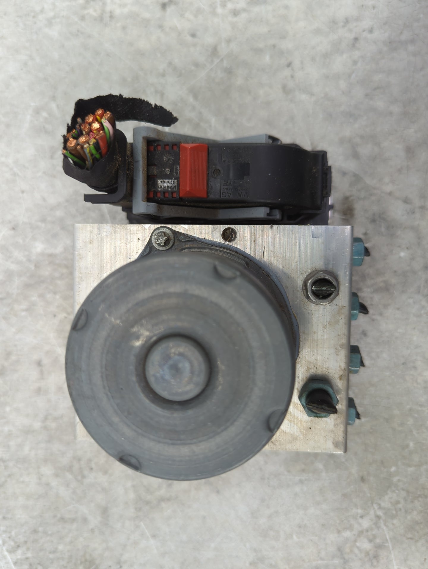 2022 Audi A4 ABS Pump Control Module Replacement P/N:8W0907379AR 8W0614517AB Fits OEM Used Auto Parts - Oemusedautoparts1.co