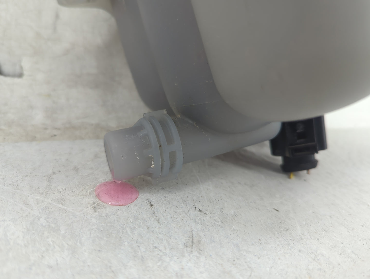 2020-2022 Audi Q7 Radiator Coolant Overflow Expansion Tank Bottle - Oemusedautoparts1.com