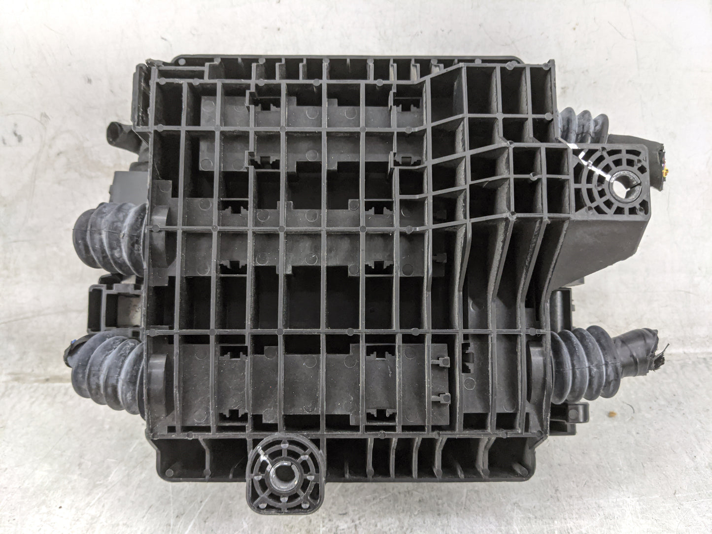 2022 Buick Enclave Fusebox Fuse Box Panel Relay Module P/N:7171-4521-30 Fits OEM Used Auto Parts - Oemusedautoparts1.com