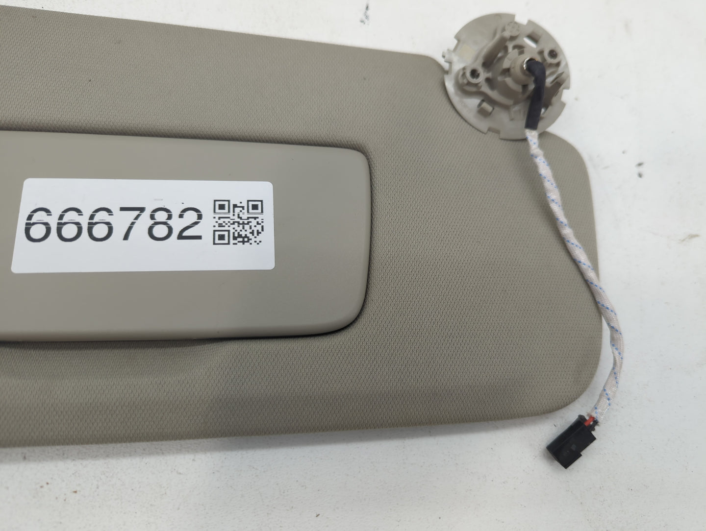 2020-2021 Buick Encore Sun Visor Shade Replacement Passenger Right Mirror Fits Fits 2020 2021 OEM Used Auto Parts - Oemuseda