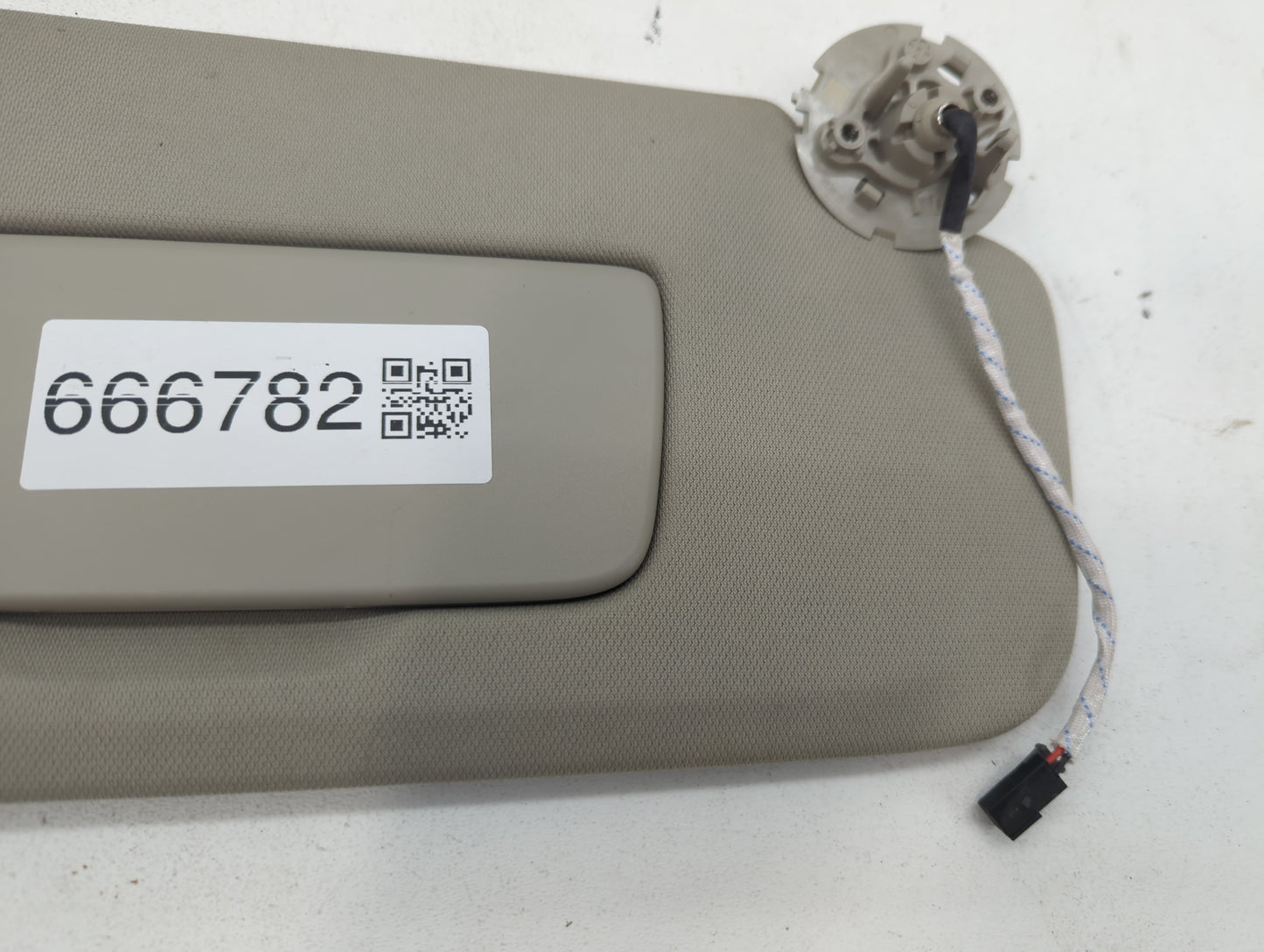 2020-2021 Buick Encore Sun Visor Shade Replacement Passenger Right Mirror Fits Fits 2020 2021 OEM Used Auto Parts - Oemuseda