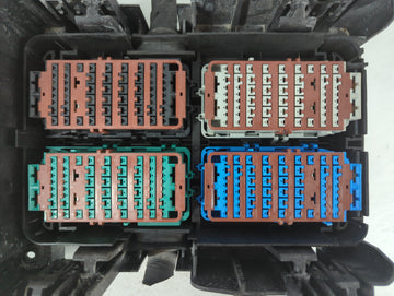 2021-2022 Buick Envision Fusebox Fuse Box Panel Relay Module P/N:84137411 Fits Fits 2021 2022 OEM Used Auto Parts