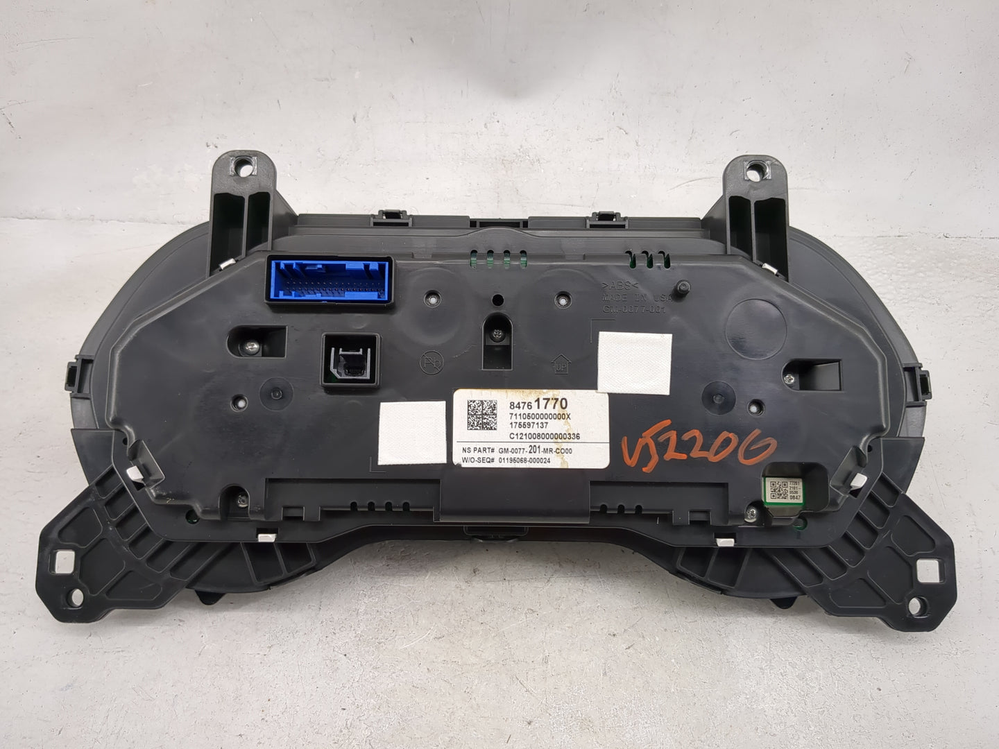 2021 Chevrolet Camaro Instrument Cluster Speedometer Gauges P/N:84761770 GM-0077-201-MR-CO00 Miles: Fits OEM Used Auto Parts