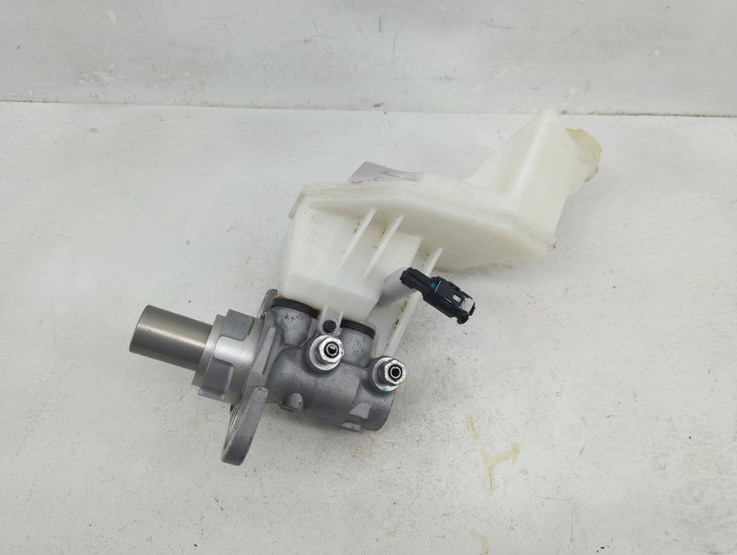 2018-2022 Chevrolet Equinox Brake Master Cylinder 1377049 - Oemusedautoparts1.com