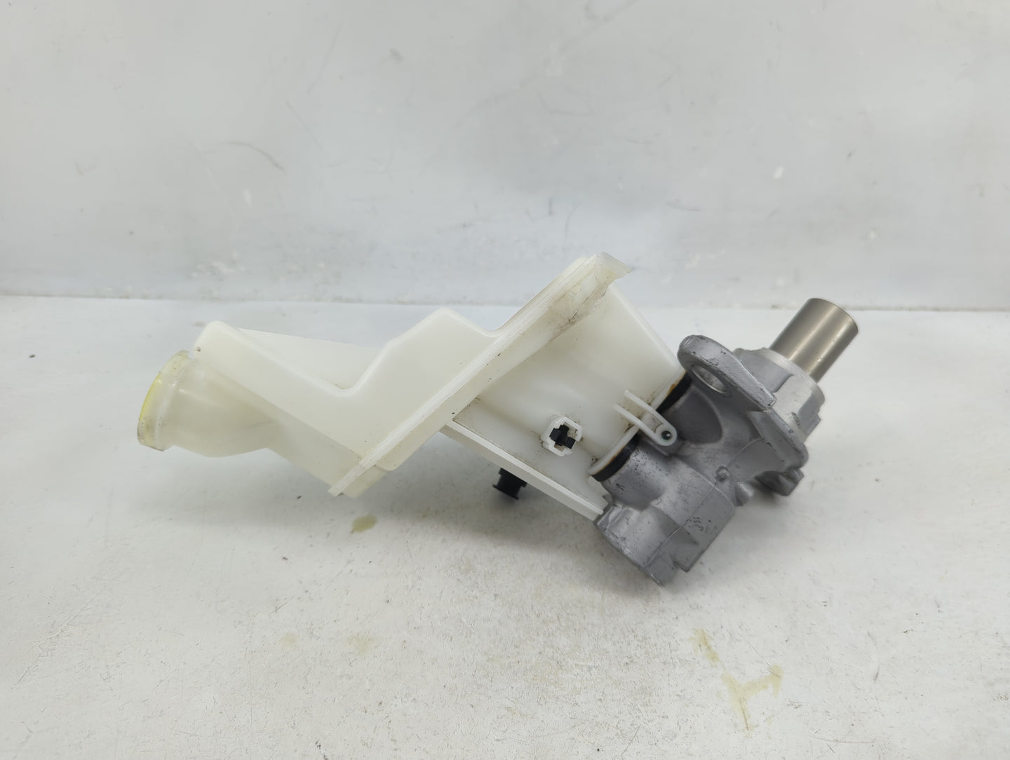 2018-2022 Chevrolet Equinox Brake Master Cylinder 1377049 - Oemusedautoparts1.com