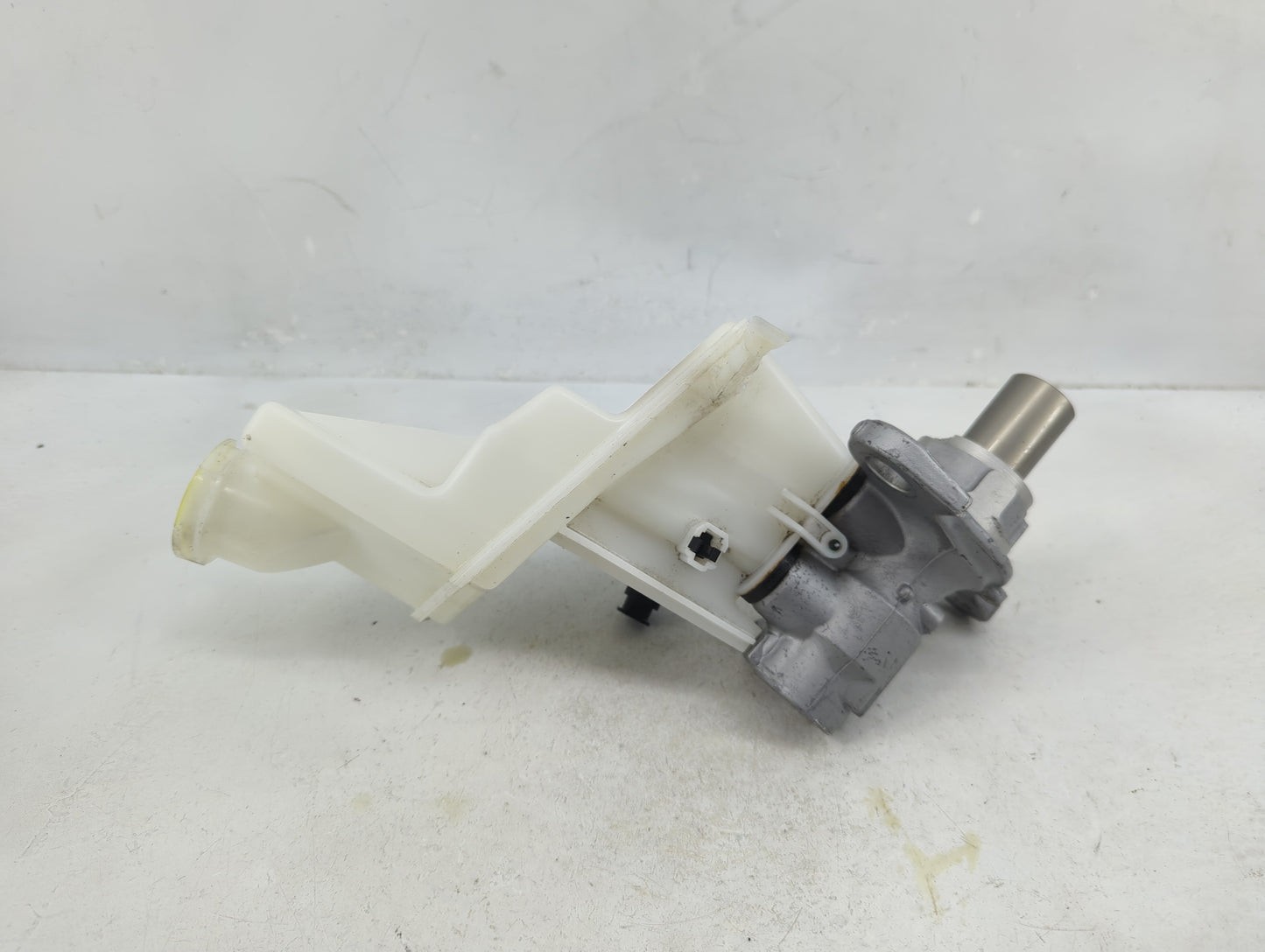 2018-2022 Chevrolet Equinox Brake Master Cylinder 1377049 - Oemusedautoparts1.com