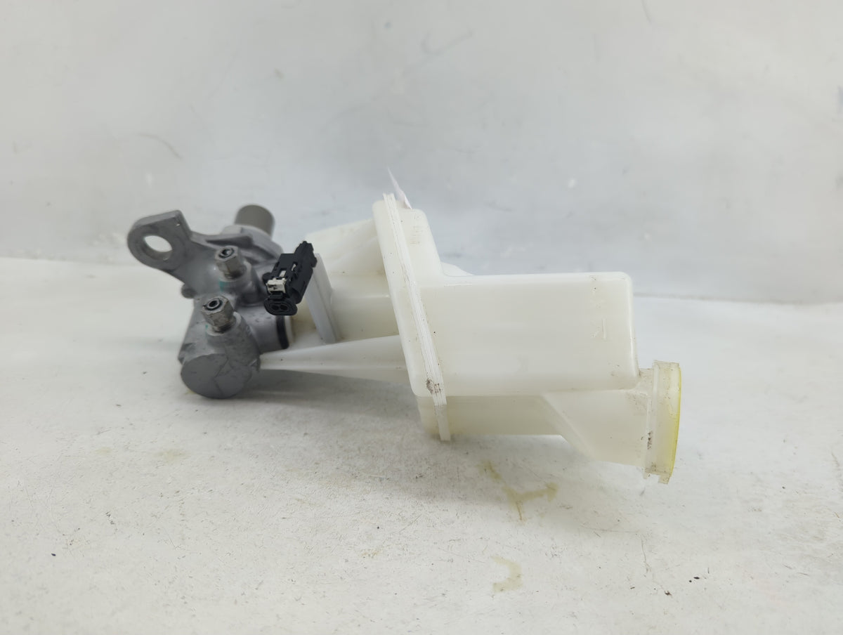 2018-2022 Chevrolet Equinox Brake Master Cylinder 1377049 - Oemusedautoparts1.com