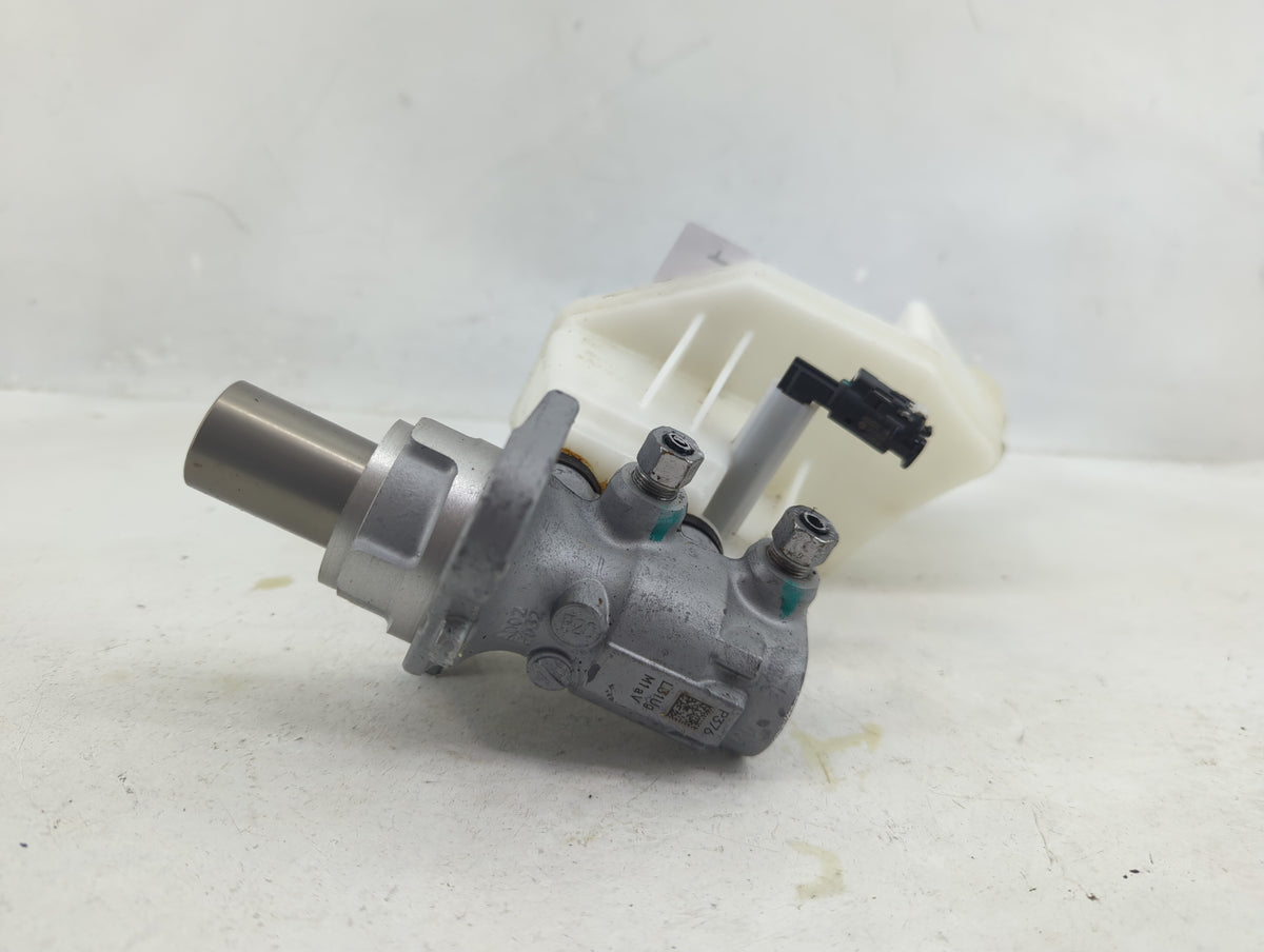 2018-2022 Chevrolet Equinox Brake Master Cylinder 1377049 - Oemusedautoparts1.com