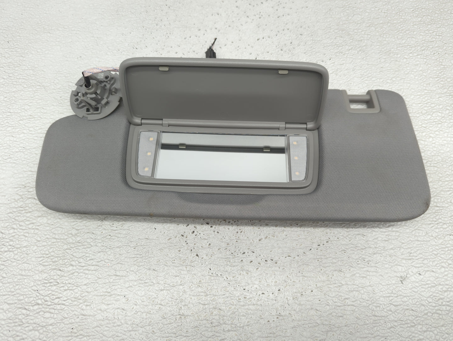 2020-2022 Chevrolet Equinox Sun Visor Shade Replacement Driver Left Mirror Fits Fits 2020 2021 2022 OEM Used Auto Parts - Oe