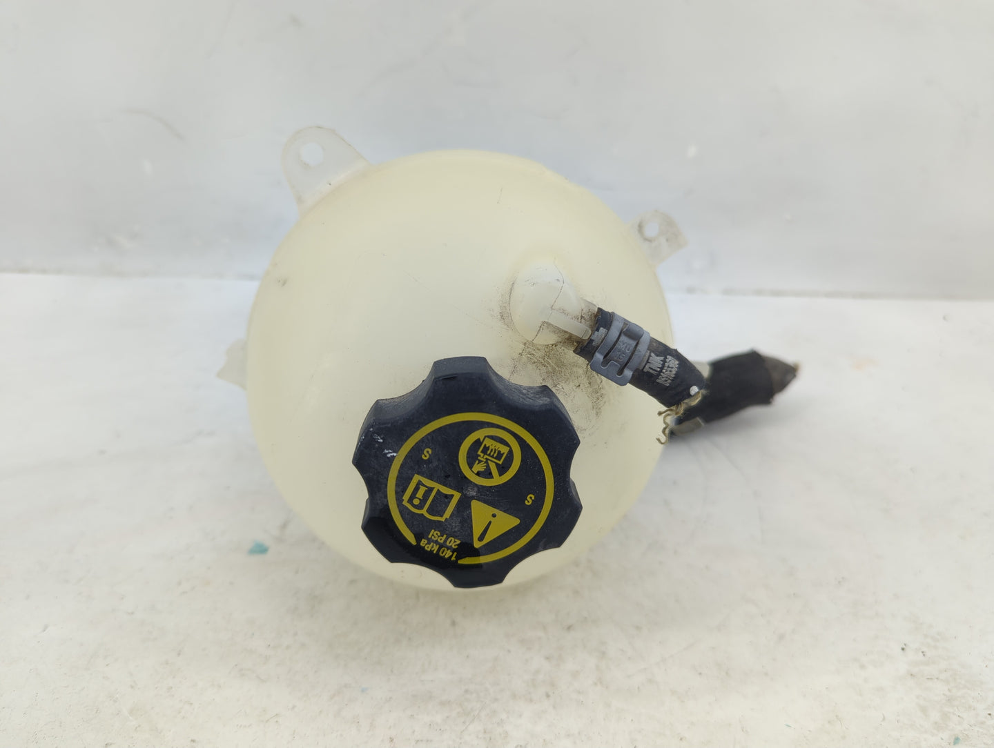 2016 Chevrolet Malibu Radiator Coolant Overflow Expansion Tank Bottle 1369064 - Oemusedautoparts1.com