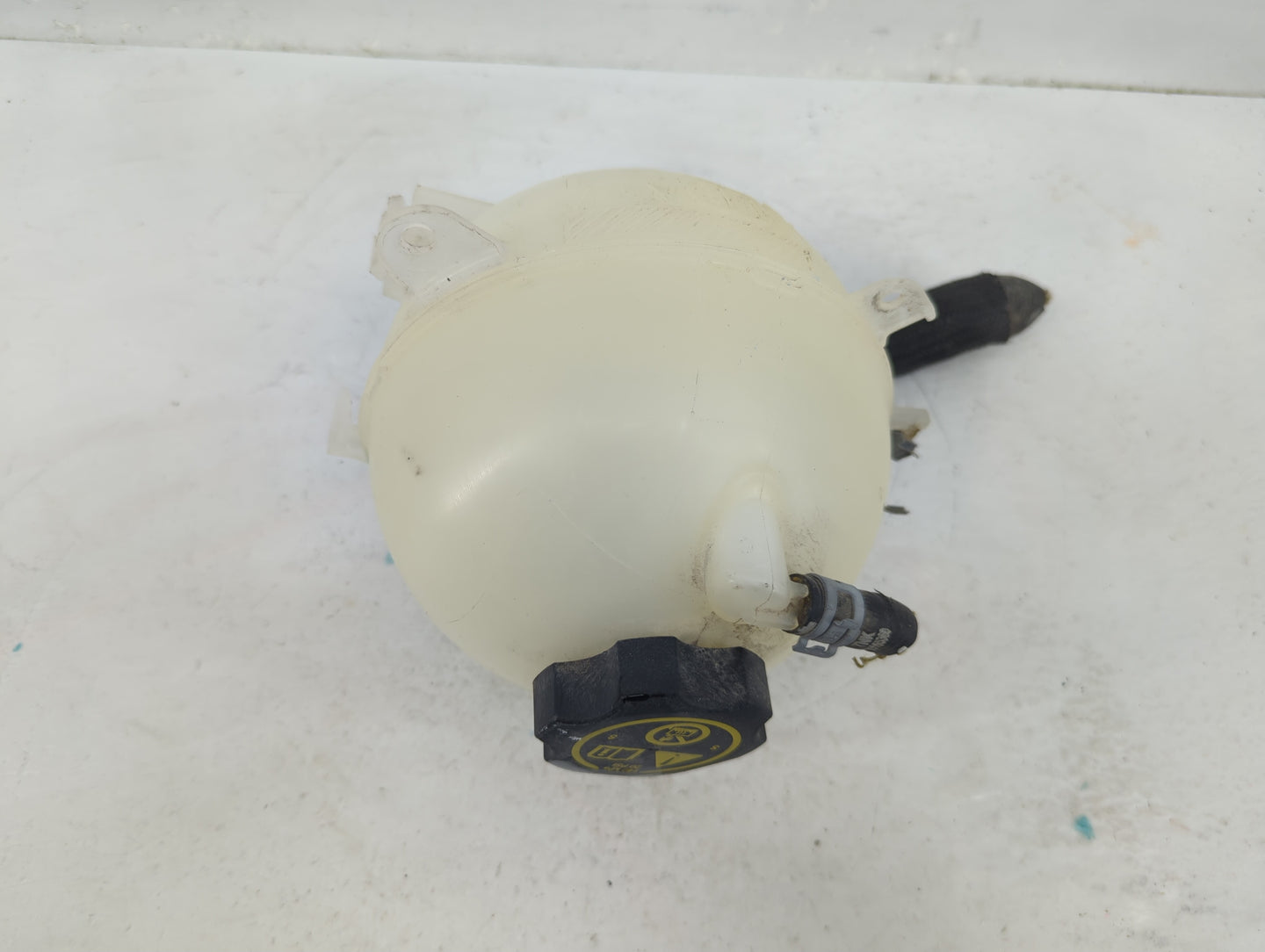 2016 Chevrolet Malibu Radiator Coolant Overflow Expansion Tank Bottle 1369064 - Oemusedautoparts1.com