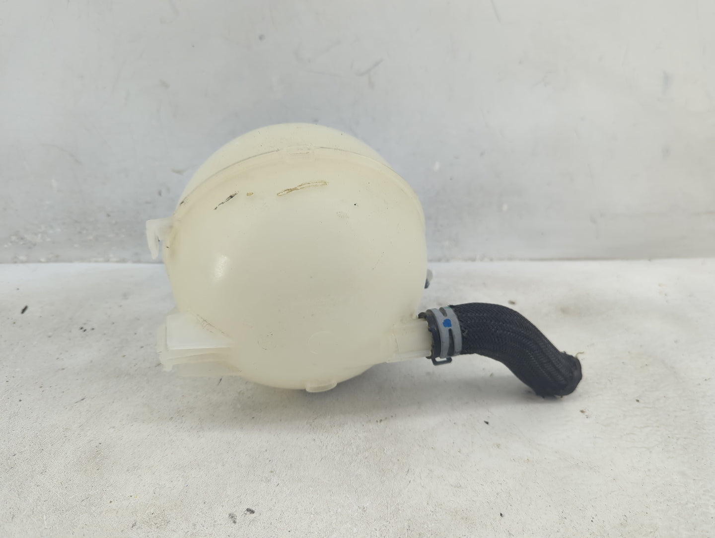 2016 Chevrolet Malibu Radiator Coolant Overflow Expansion Tank Bottle 1410112 - Oemusedautoparts1.com