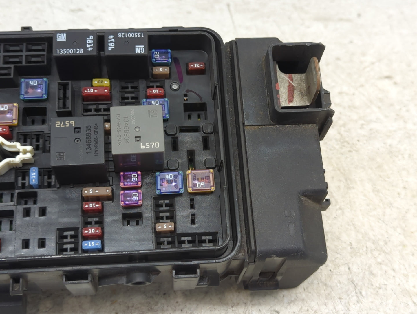 2022 Chevrolet Malibu Fusebox Fuse Box Panel Relay Module P/N:84950507 13468935, 13500128, 13500114, 13468934, 13422668 Fits