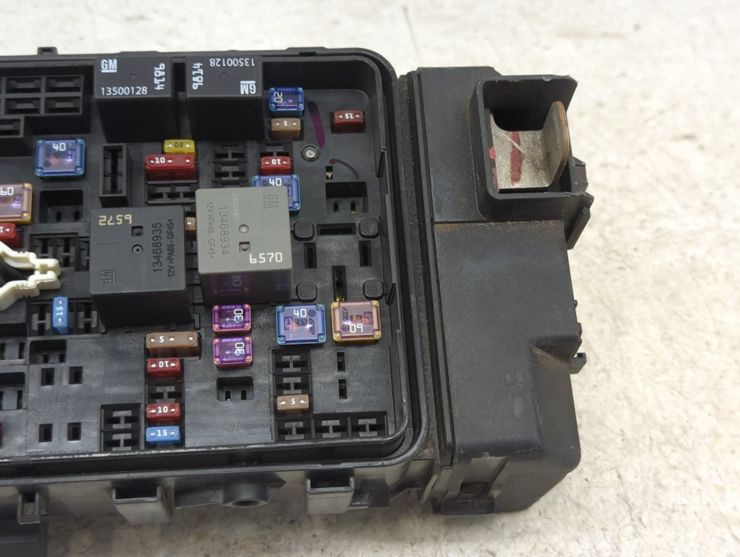 2022 Chevrolet Malibu Fusebox Fuse Box Panel Relay Module P/N:84950507 13468935, 13500128, 13500114, 13468934, 13422668 Fits