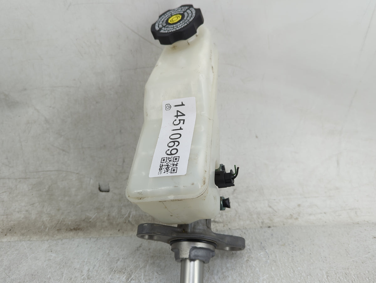 2016-2021 Chevrolet Malibu Brake Master Cylinder 1451069 - Oemusedautoparts1.com