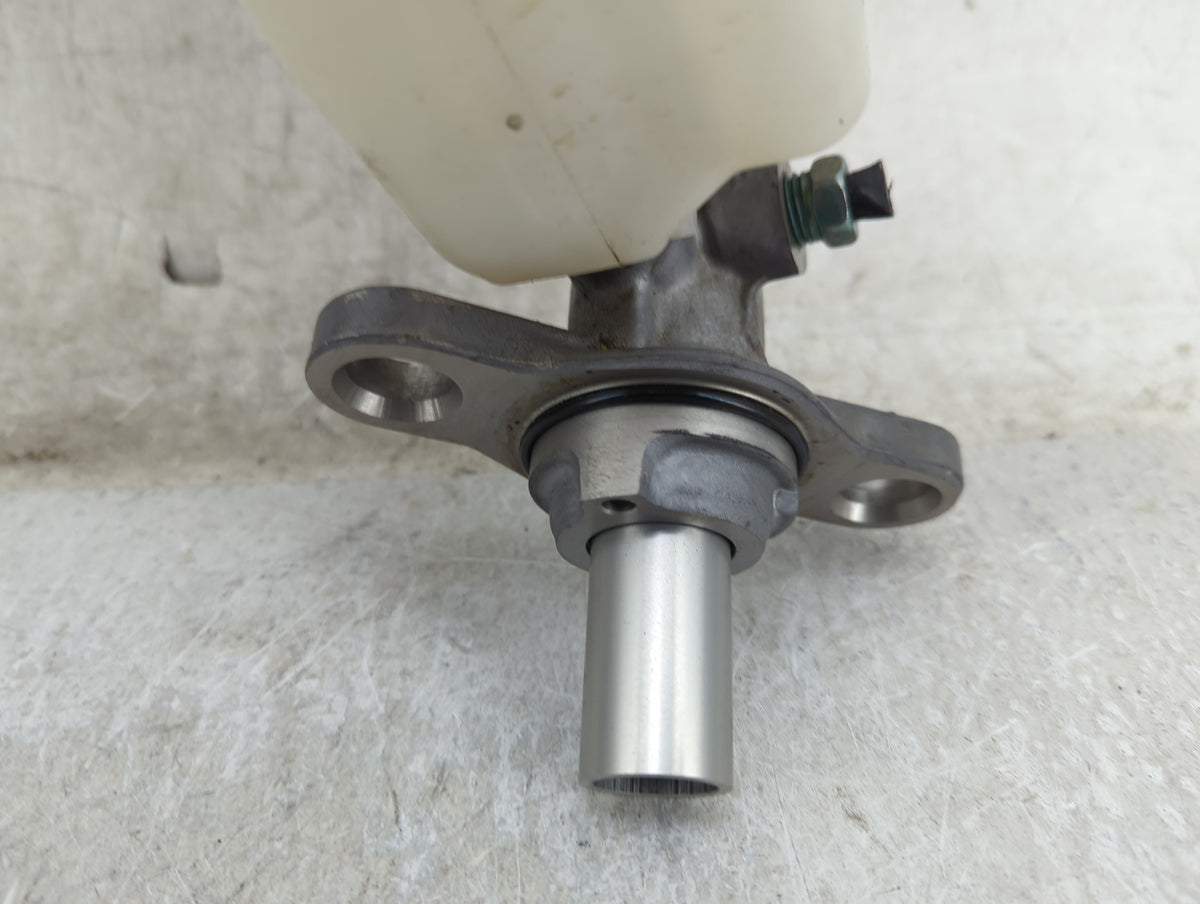 2016-2021 Chevrolet Malibu Brake Master Cylinder 1451069 - Oemusedautoparts1.com