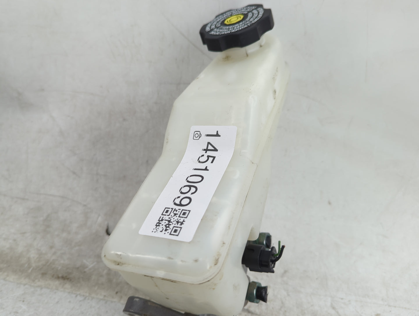 2016-2021 Chevrolet Malibu Brake Master Cylinder 1451069 - Oemusedautoparts1.com