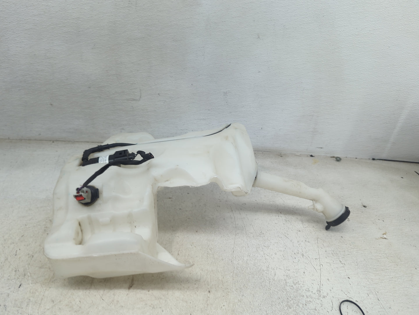 2017-2021 Chevrolet Malibu Windshield Washer Fluid Reservoir Bottle Oem 1473837 - Oemusedautoparts1.com