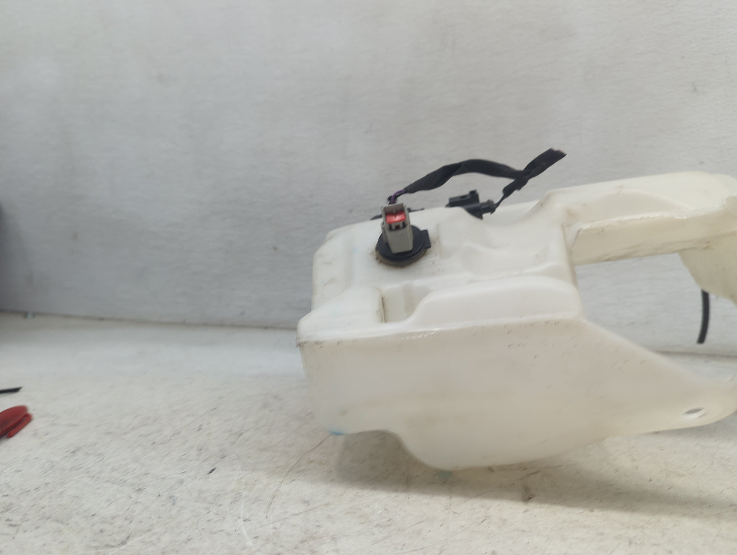 2017-2021 Chevrolet Malibu Windshield Washer Fluid Reservoir Bottle Oem 1473837 - Oemusedautoparts1.com