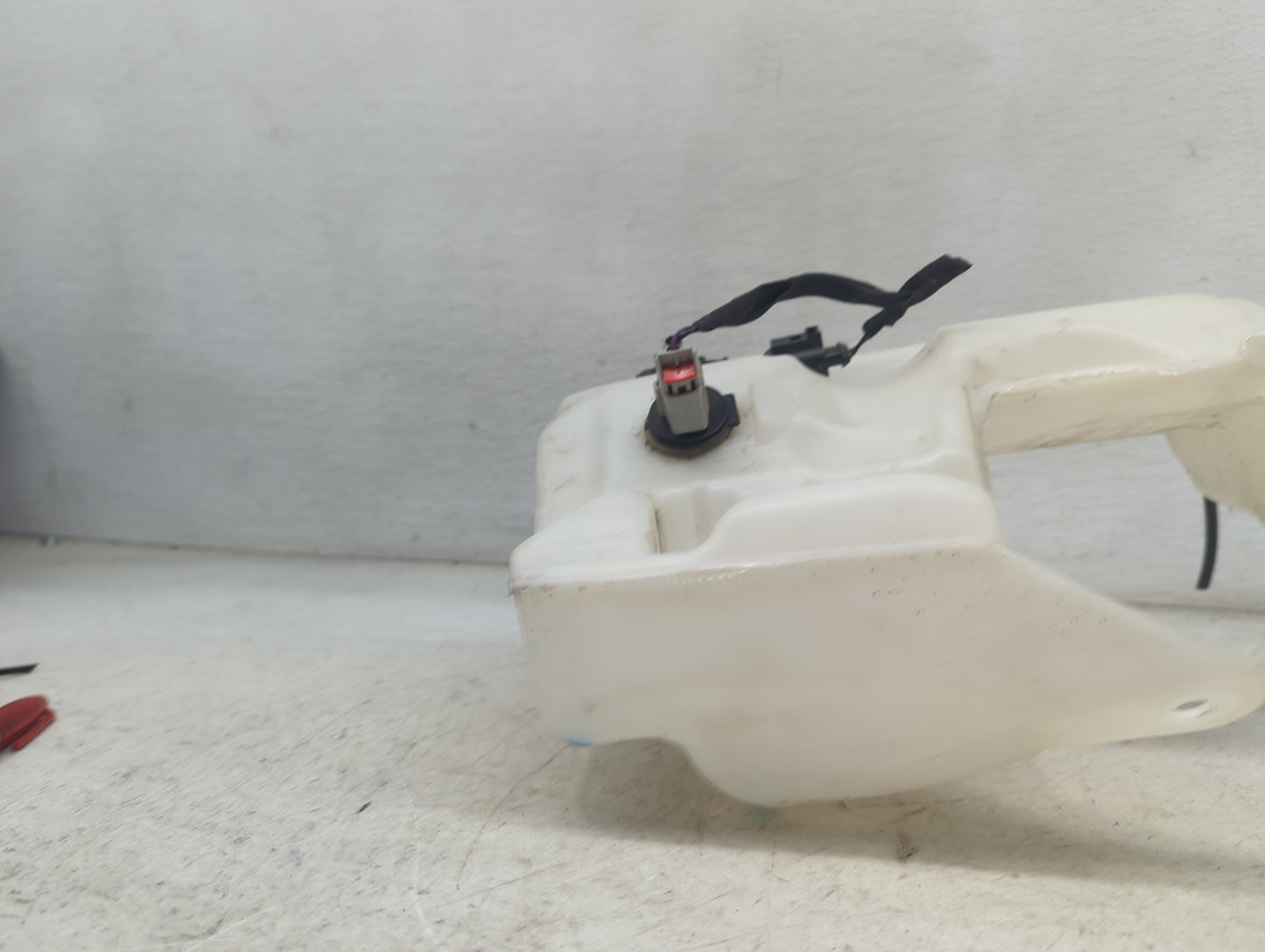 2017-2021 Chevrolet Malibu Windshield Washer Fluid Reservoir Bottle Oem 1473837 - Oemusedautoparts1.com