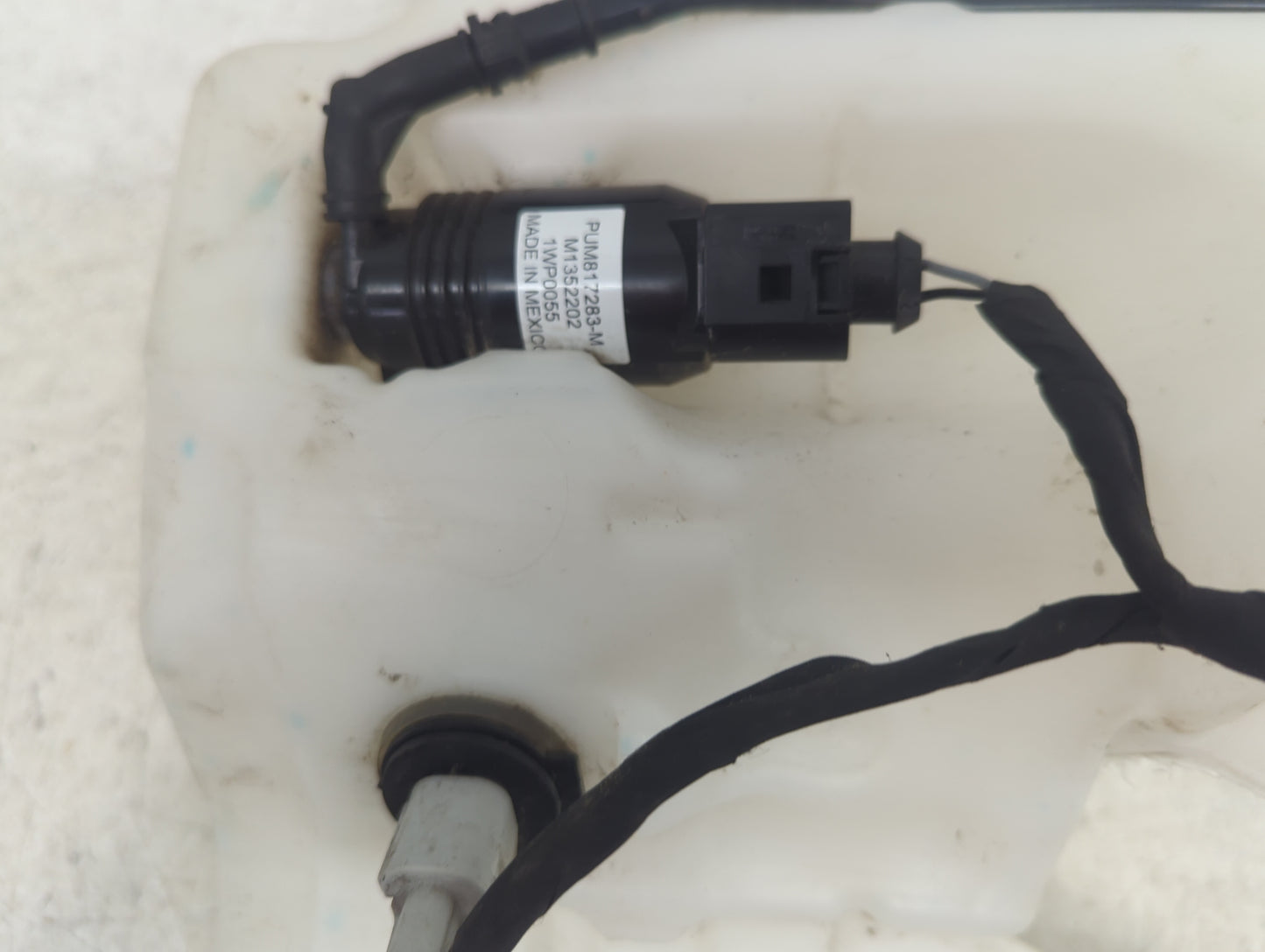 2017-2021 Chevrolet Malibu Windshield Washer Fluid Reservoir Bottle Oem 1473837 - Oemusedautoparts1.com