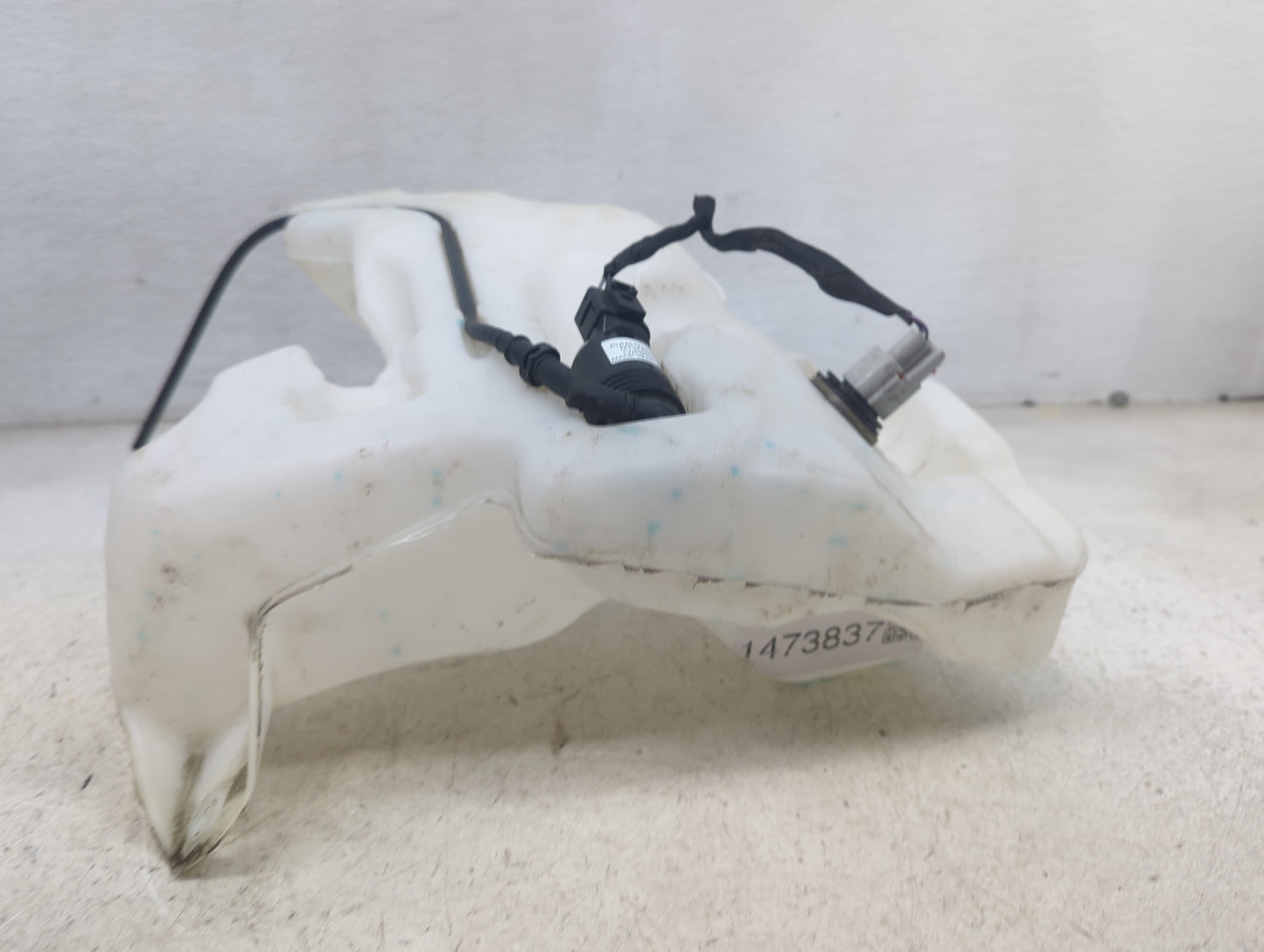 2017-2021 Chevrolet Malibu Windshield Washer Fluid Reservoir Bottle Oem 1473837 - Oemusedautoparts1.com