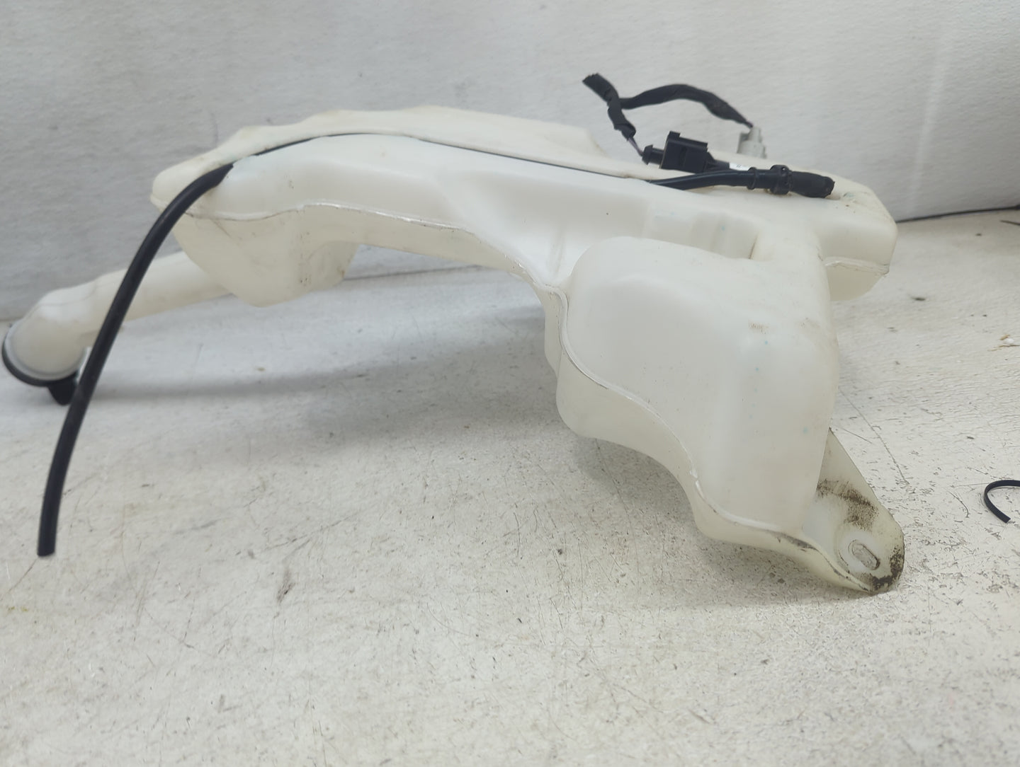 2017-2021 Chevrolet Malibu Windshield Washer Fluid Reservoir Bottle Oem 1473837 - Oemusedautoparts1.com