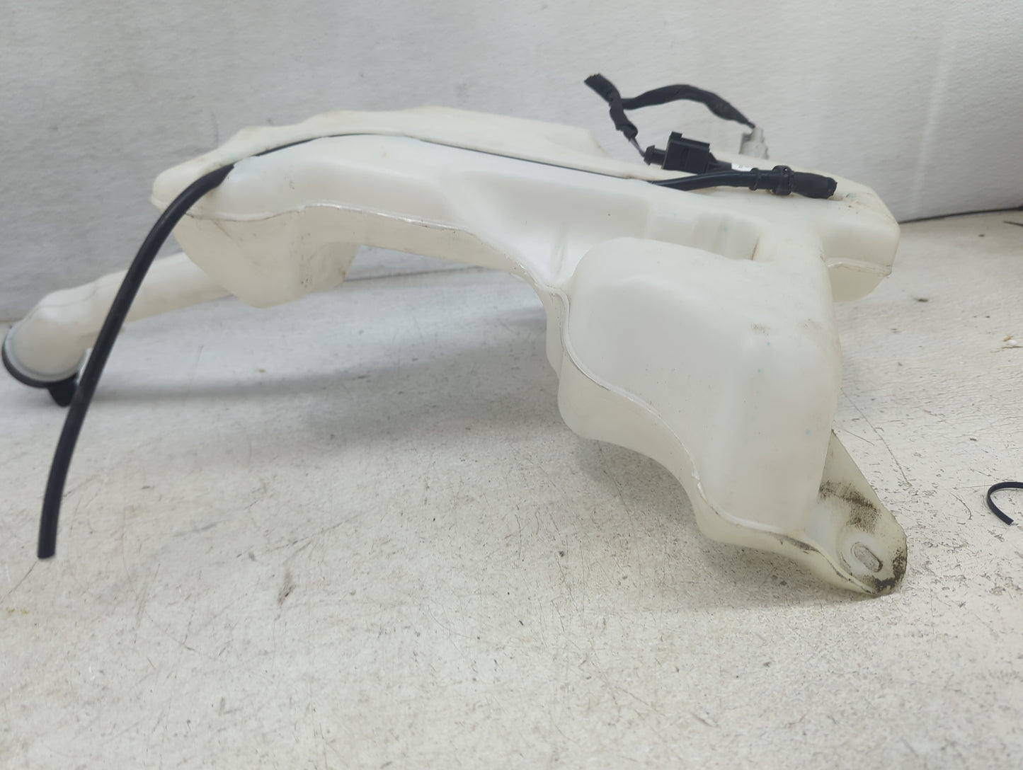 2017-2021 Chevrolet Malibu Windshield Washer Fluid Reservoir Bottle Oem 1473837 - Oemusedautoparts1.com