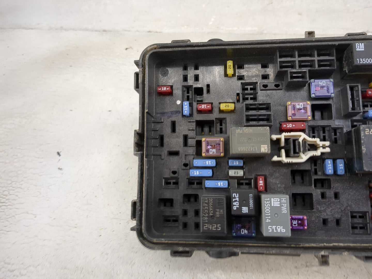 2022 Chevrolet Malibu Fusebox Fuse Box Panel Relay Module P/N:13500128 13500114, 13468934, 13468935, 13455281, 13422668 Fits