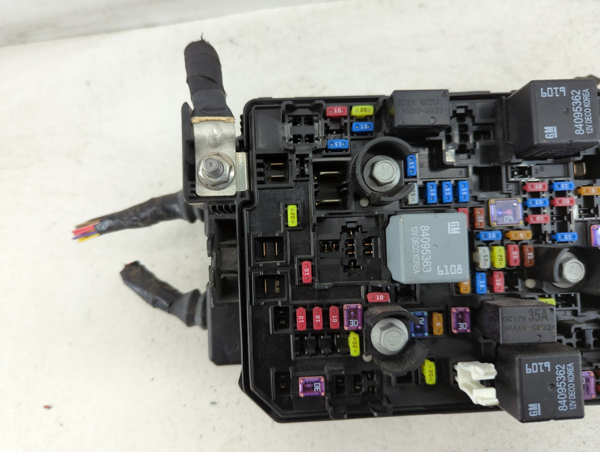 2021-2022 Chevrolet Trailblazer Fusebox Fuse Box Panel Relay Module P/N:42778905 Fits Fits 2021 2022 OEM Used Auto Parts - O