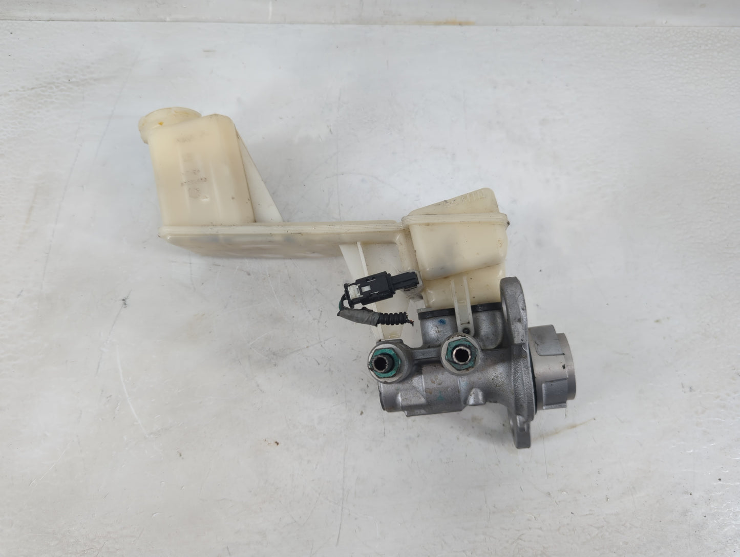 2018-2022 Chevrolet Traverse Brake Master Cylinder 1198898 - Oemusedautoparts1.com