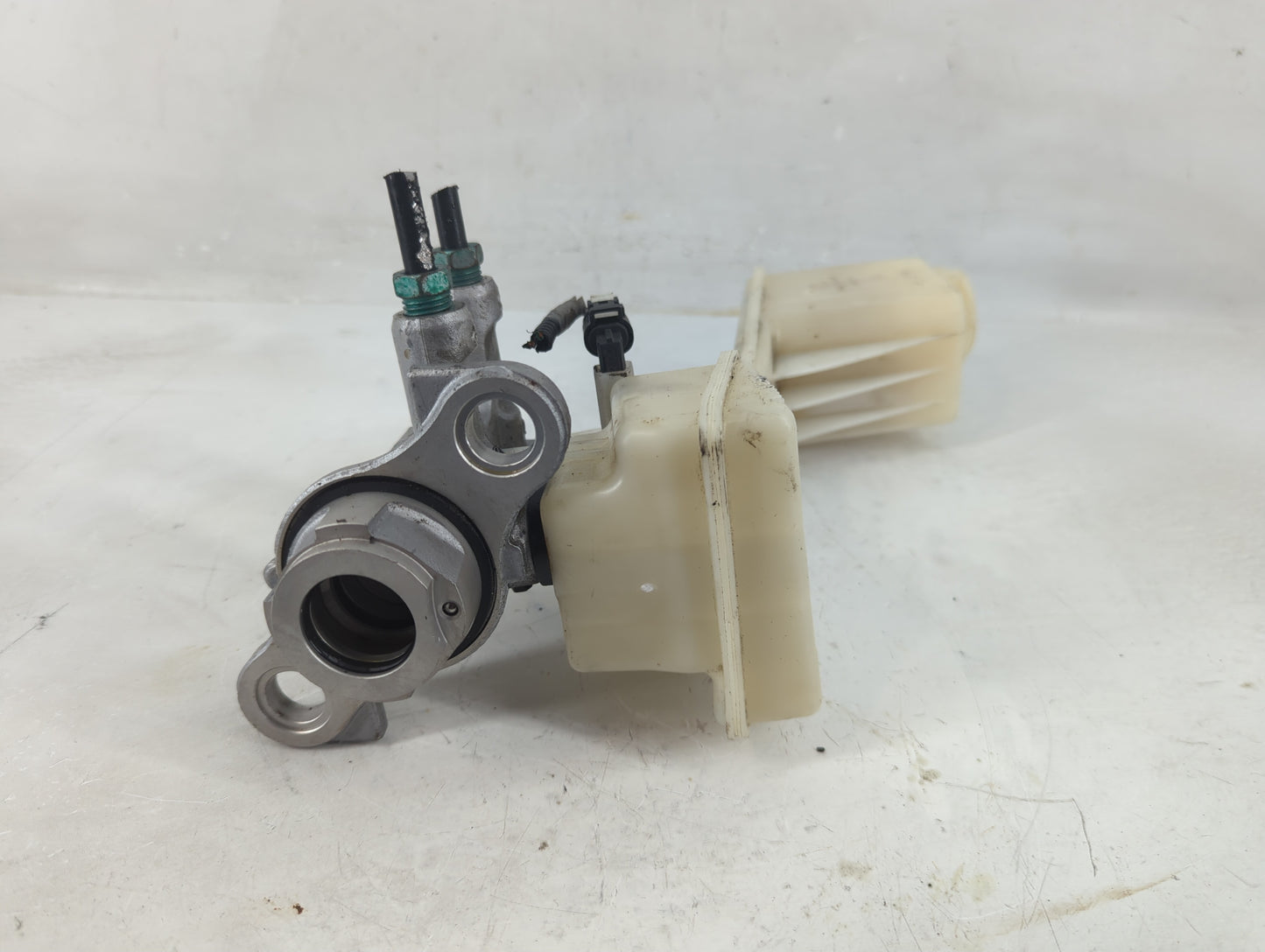 2018-2022 Chevrolet Traverse Brake Master Cylinder 1198898 - Oemusedautoparts1.com