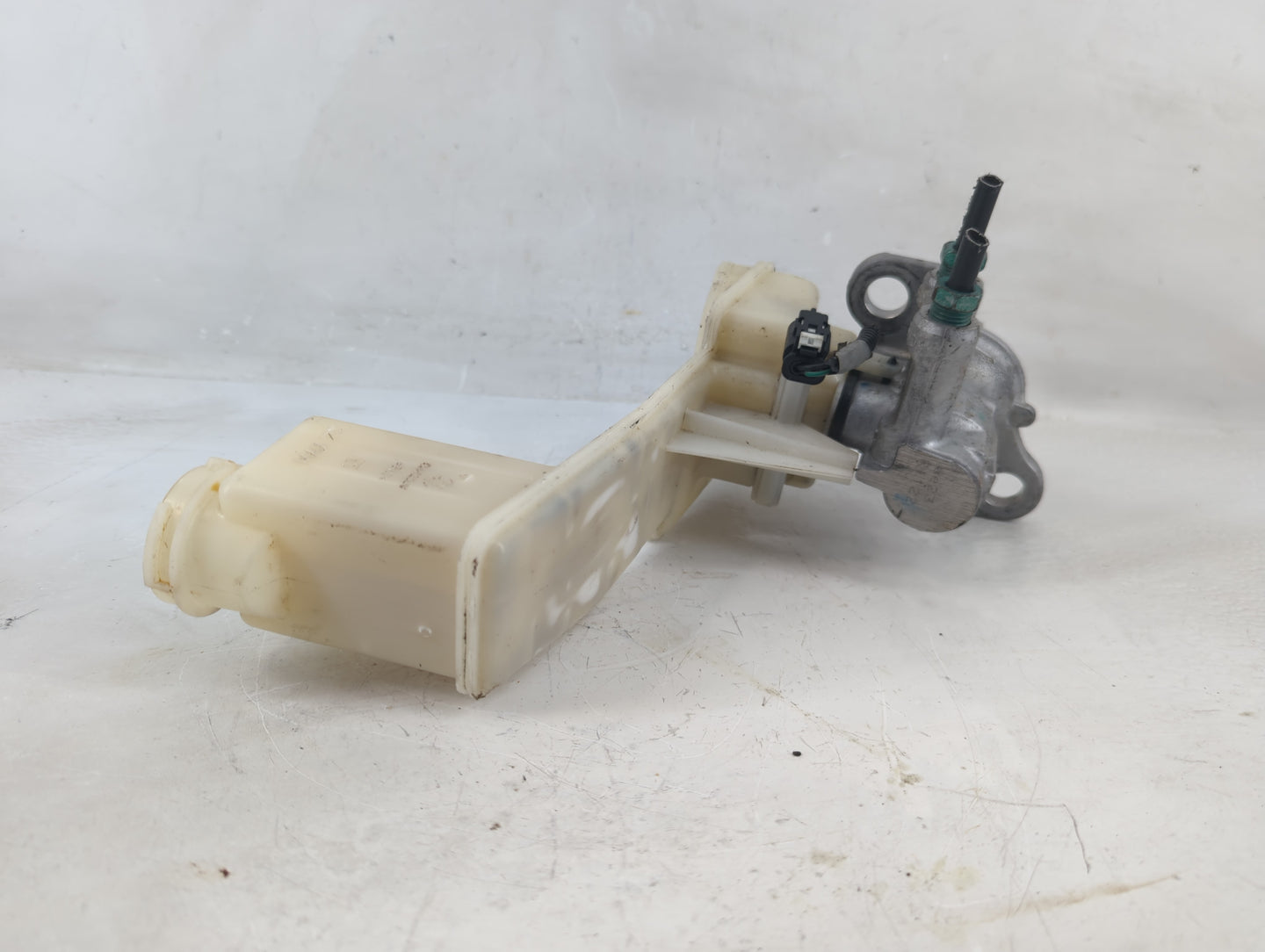2018-2022 Chevrolet Traverse Brake Master Cylinder 1198898 - Oemusedautoparts1.com