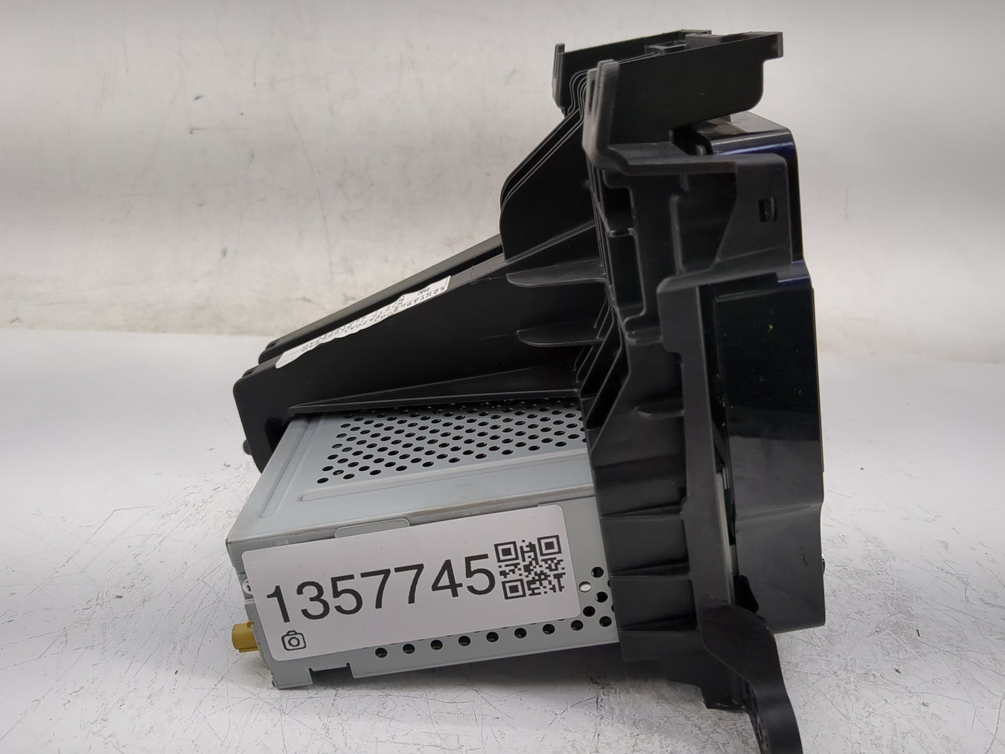 2021 Chevrolet Trax Radio AM FM Cd Player Receiver Replacement P/N:84988340 Fits OEM Used Auto Parts - Oemusedautoparts1.com