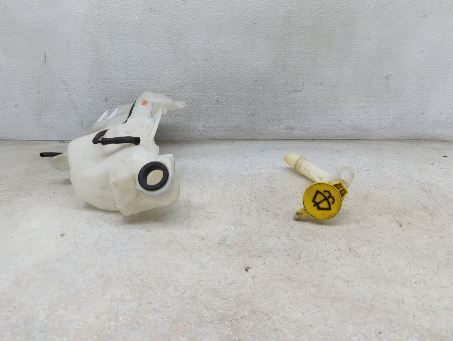 2017-2022 Chrysler Pacifica Windshield Washer Fluid Reservoir Bottle Oem 1473996 - Oemusedautoparts1.com