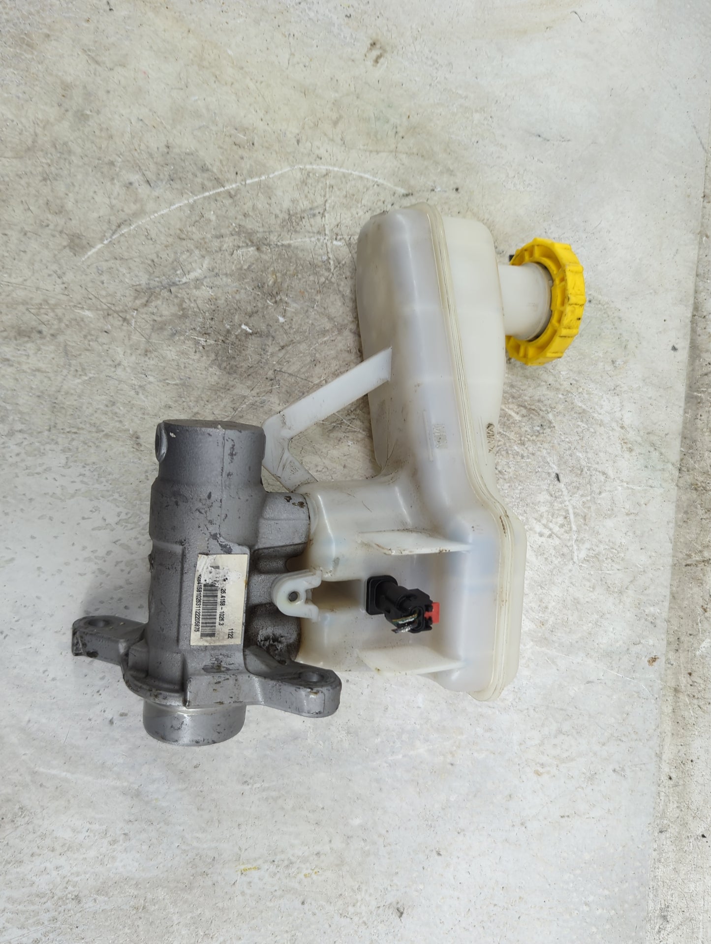 2017-2022 Chrysler Pacifica Brake Master Cylinder 1496553 - Oemusedautoparts1.com