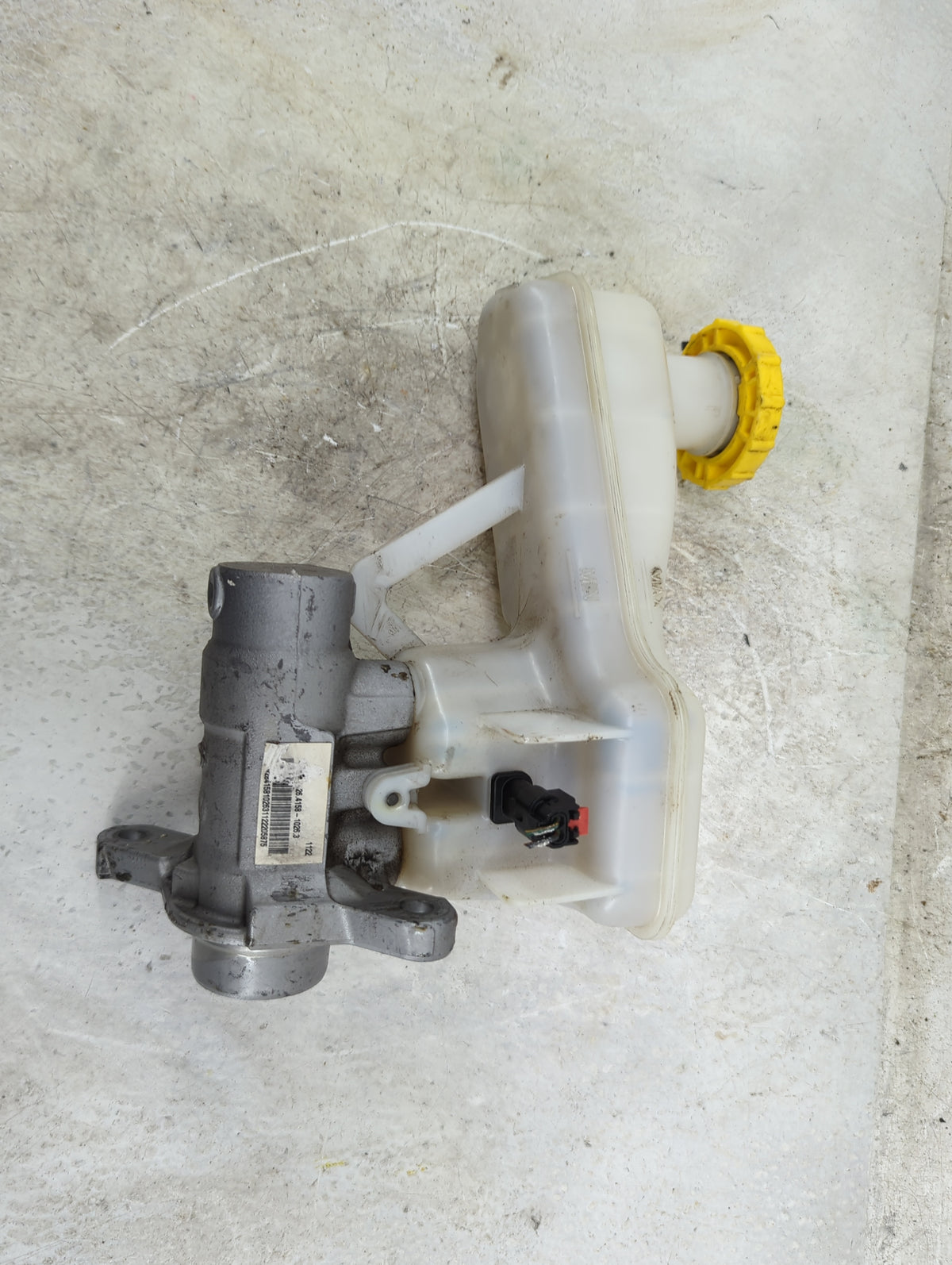 2017-2022 Chrysler Pacifica Brake Master Cylinder 1496553 - Oemusedautoparts1.com