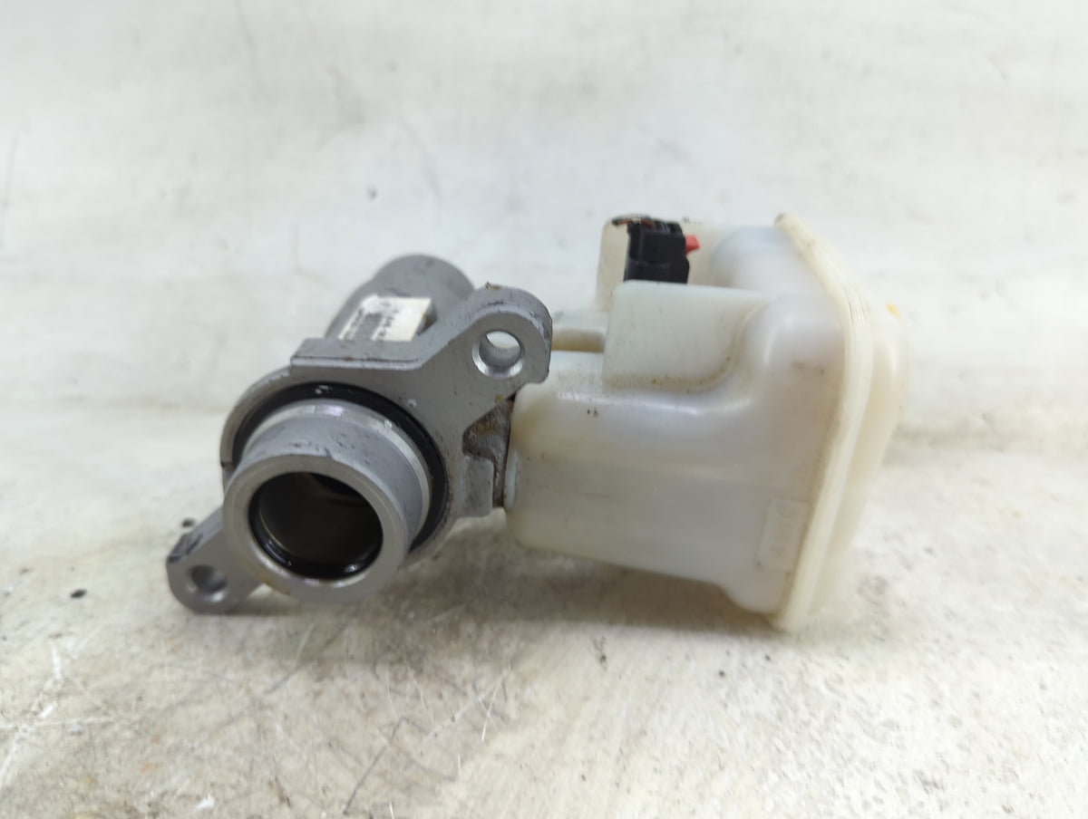 2017-2022 Chrysler Pacifica Brake Master Cylinder 1496553 - Oemusedautoparts1.com