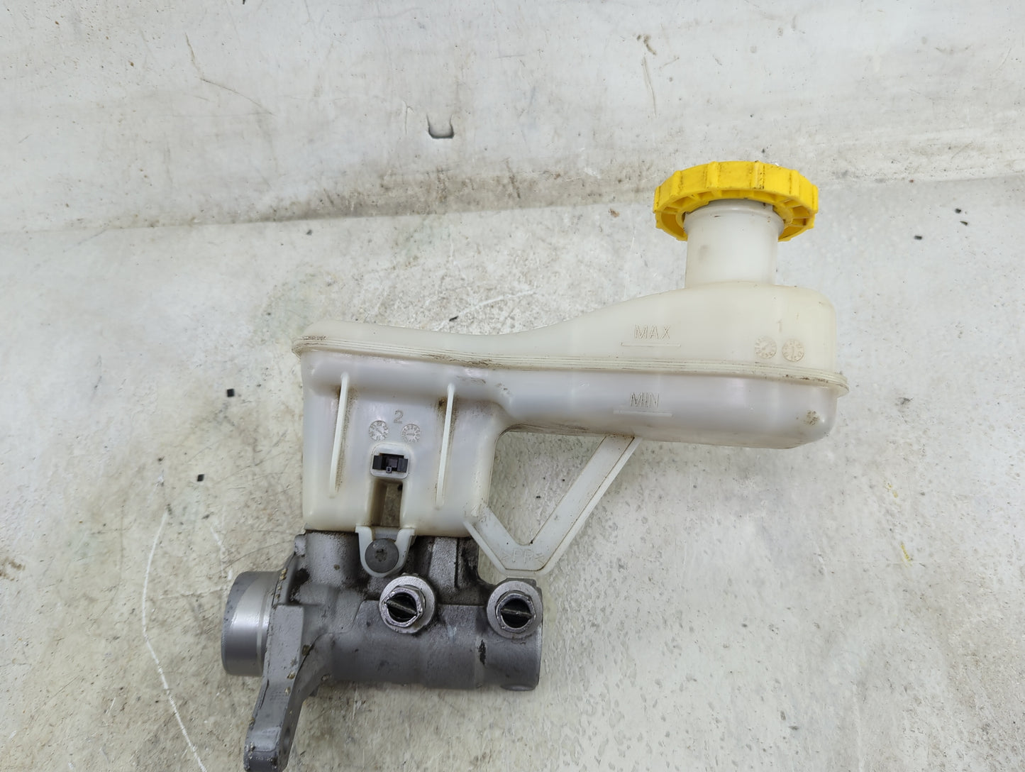 2017-2022 Chrysler Pacifica Brake Master Cylinder 1496553 - Oemusedautoparts1.com