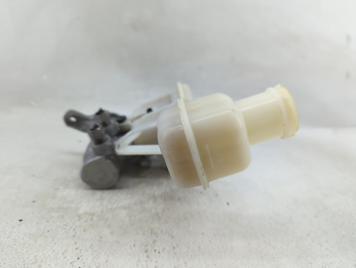 2020-2022 Chrysler Voyager Brake Master Cylinder 1277863 - Oemusedautoparts1.com