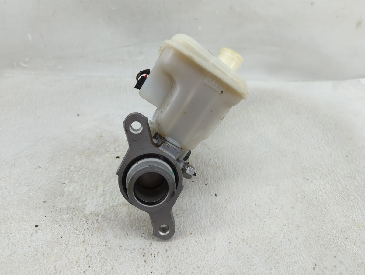 2020-2022 Chrysler Voyager Brake Master Cylinder 1277863 - Oemusedautoparts1.com