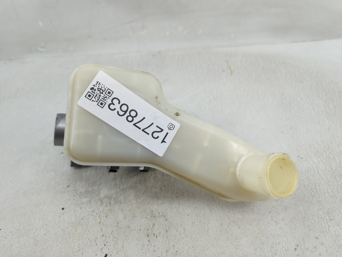 2020-2022 Chrysler Voyager Brake Master Cylinder 1277863 - Oemusedautoparts1.com