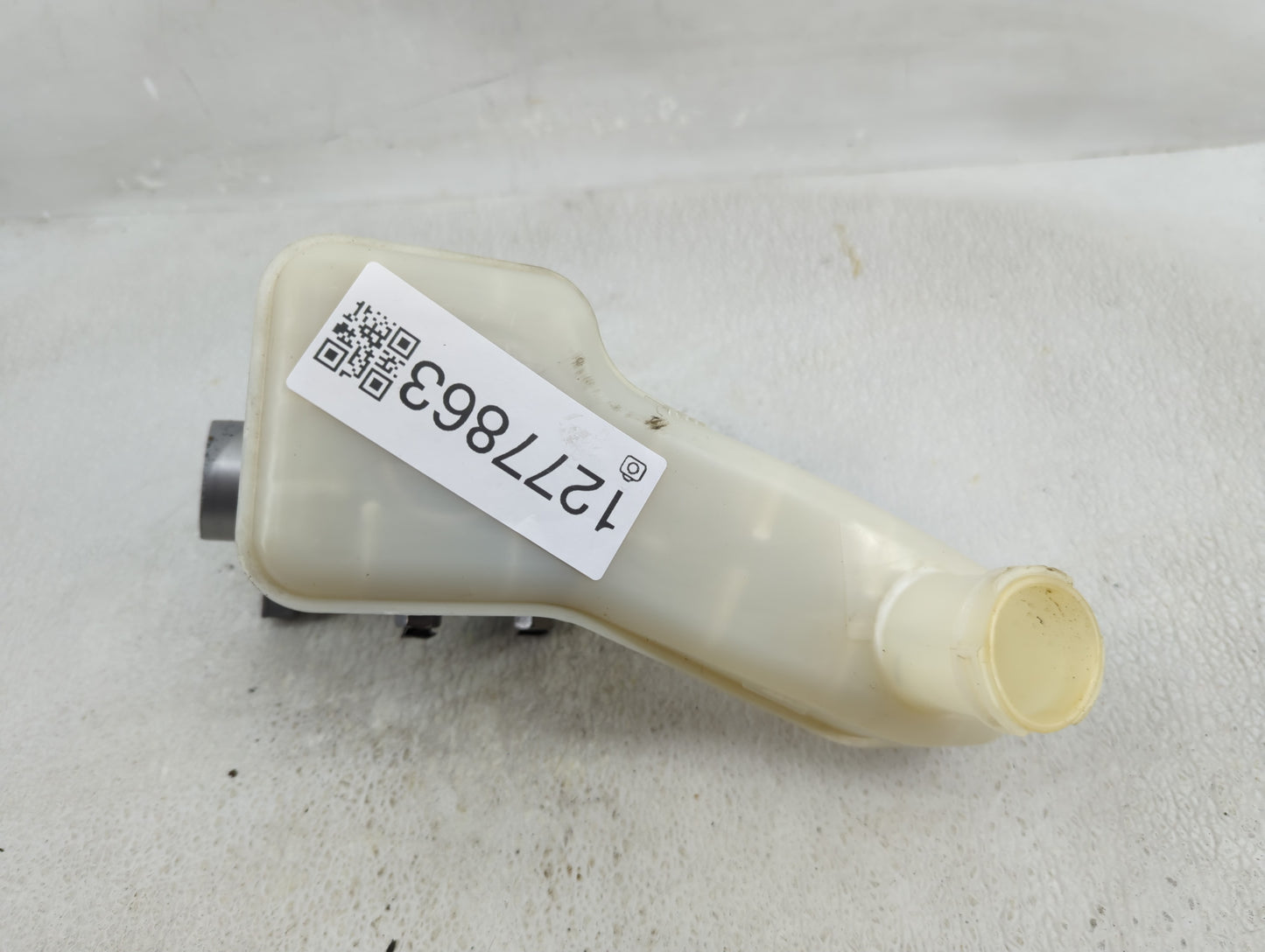2020-2022 Chrysler Voyager Brake Master Cylinder 1277863 - Oemusedautoparts1.com